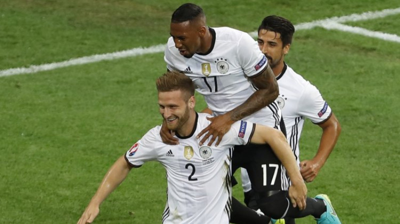Škodrans Mustafi atzīmē vārtu guvumu
Foto: AP/Scanpix