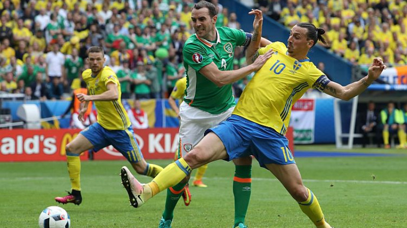 Džons Ošī pret Zlatanu Ibrahīmoviču
Foto: AFP/Scanpix