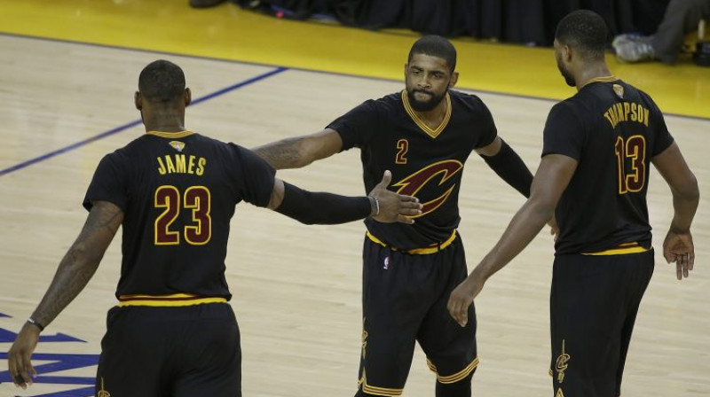 Lebrons Džeimss, Kairijs Ērvings un Tristans Tompsons
Foto: AP/Scanpix