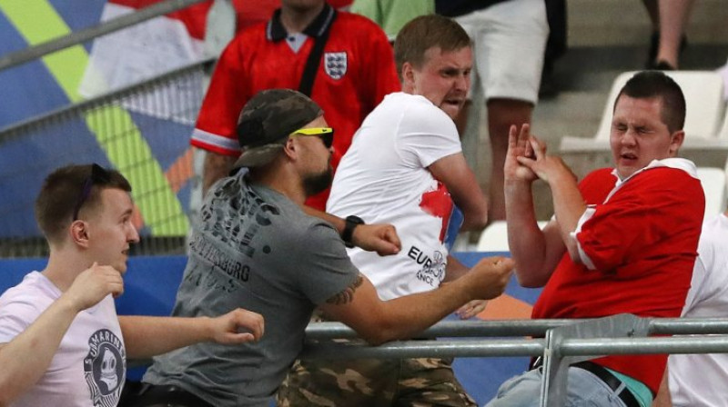 Krievu fani pēc spēles beigām uzbrūk anglim
Foto: AFP/Scanpix