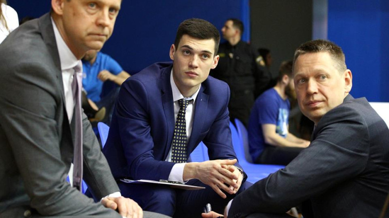 Dāvis Čoders starp pagājušās sezonas kolēģiem Kārli Muižnieku un Gintu Fogelu
foto: bkventspils
