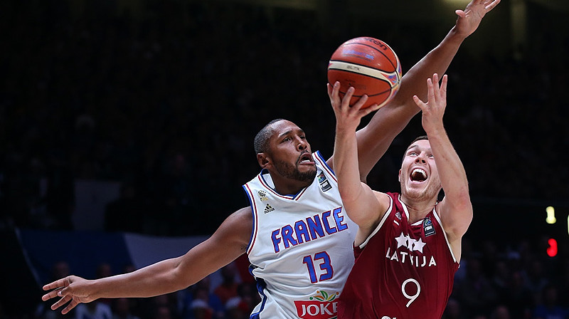 Dairis Bertāns pret Borisu Diavu: šoreiz pārsvars latvieša pusē.
Foto: FIBAEurpe.com