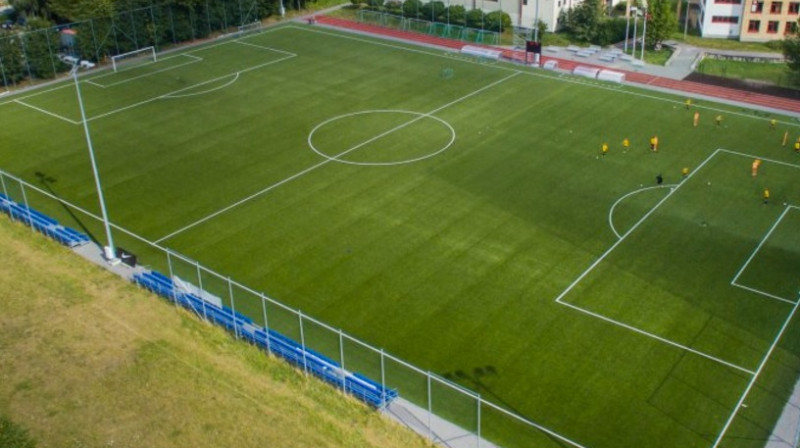Hanzas vidusskolas futbola laukums 
Foto: fsmetta.lv