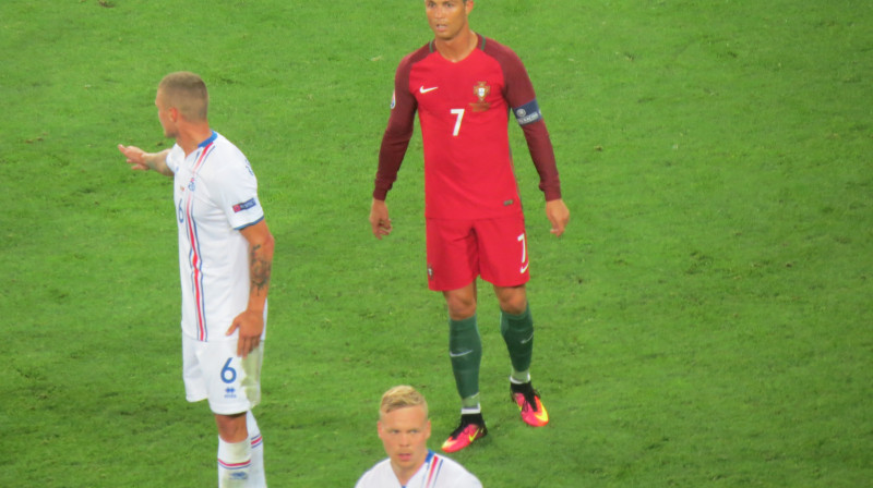 1) Ronaldu, esi izteikumos korektāks!
2) Feini, ka bez fotogrāfa akreditācijas var tikt pie šādiem foto, ko pievienot personīgajai kolekcijai