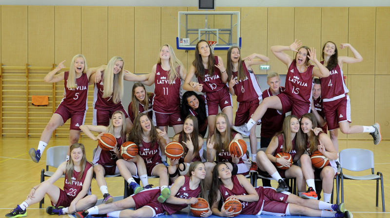 Latvijas U17 izlase: uz pasaules čempionātu labā noskaņojumā.
Foto: Romans Kokšarovs, f64