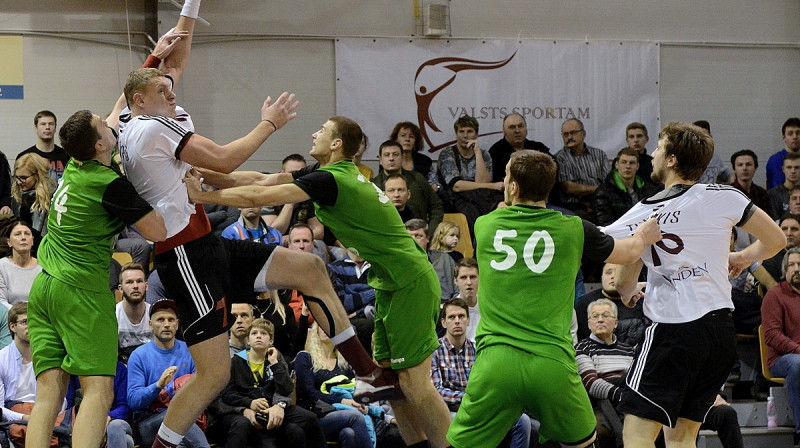 Dainis Krištopāns baltkrievu ielenkumā
Foto: Romualds Vambuts