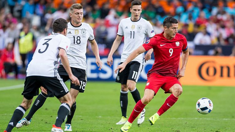 Roberts Levandovskis Vācijas futbolistu ielenkumā
Foto:SIPA/Scanpix
