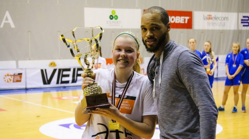 Annija Ķergalve, saņemot LJBL uzvarētāju kausu U17 vecuma grupā
Foto: Basket.lv