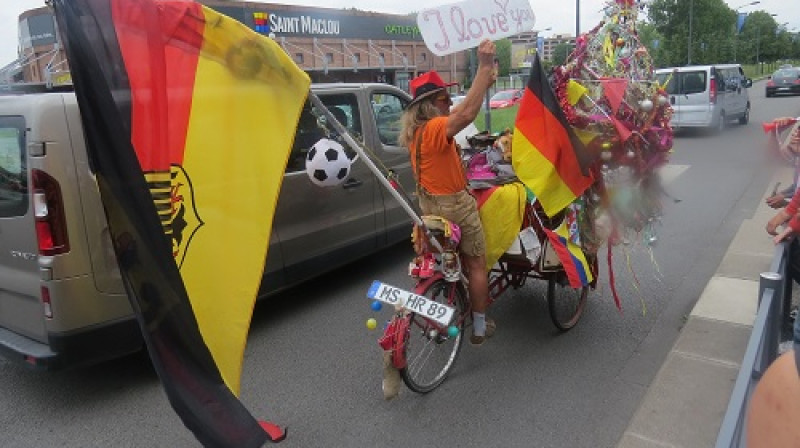 Vācu futbola mašīna ir daudzkārt iespaidīgāka par šo fana transportlīdzekli...