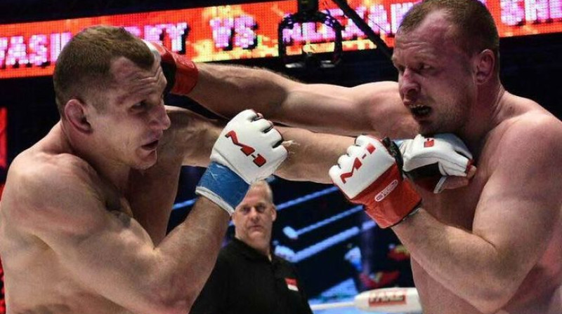 Aleksandrs Šlemenko (no labās) cīņā ar Vjačeslavu Vasiļevski
Foto: Mixfight.ru
