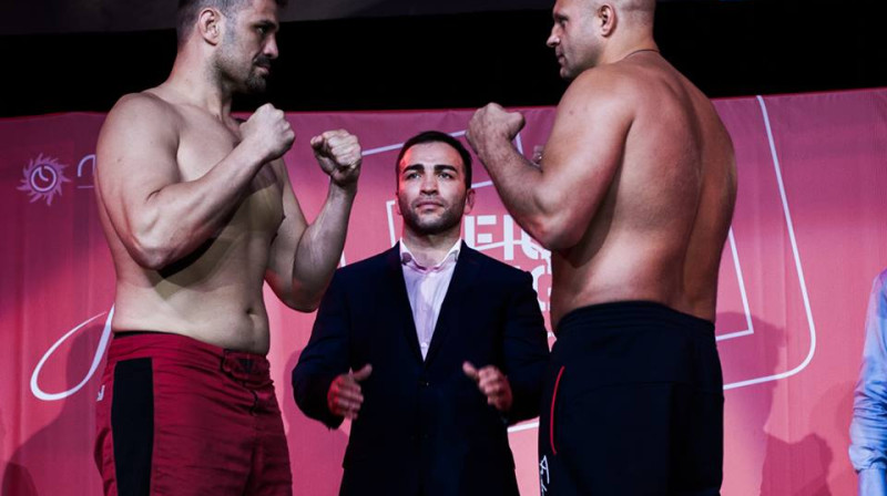 Fabio Maldonado (no kriesās) svēršanās procedūras laikā kopā ar Fjodoru Jemeļjaņenko
Foto: allboxing.ru