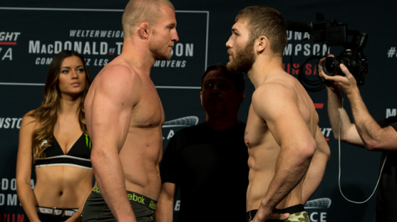 Mihails Cirkunovs (no kriesās) svēršanās procedūras laikā kopā ar Ionu Kutelabu
Foto: sherdog.com