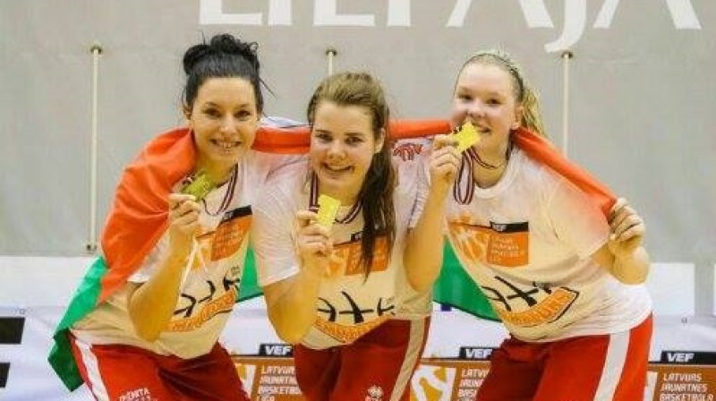 Ance Mickāne (centrā) ar Selīnu Meilus un Anniju Ķergalvi
Foto: basket.lv