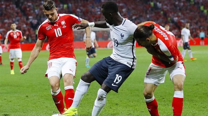 Bakarijs Saņā Šveices futbolistu ielenkumā
Foto: AP/Scanpix