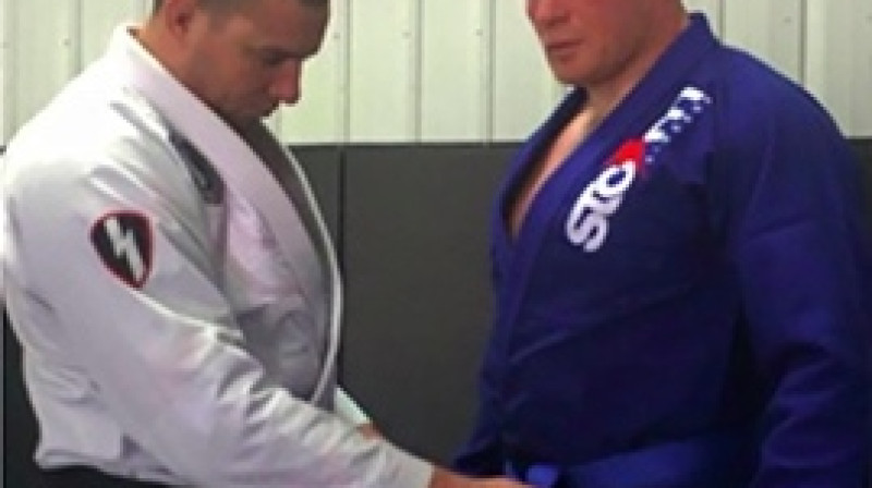 Broks Lesnars saņem zilo jostu BJJ no sava trenera Rodrigo Madeirosa rokām
Foto: mixedmartialarts.com
