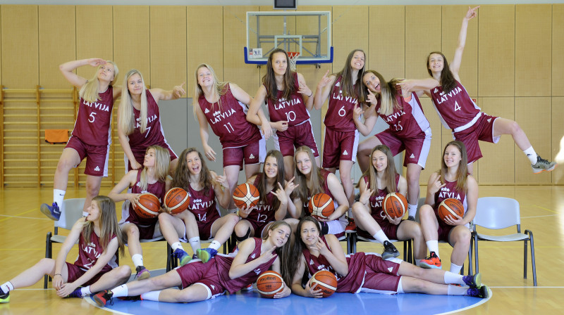 Latvijas U17 izlase: pozitīvas emocijas palīdzēs basketbola laukumā.
Foto: Romans Kokšarovs, f64