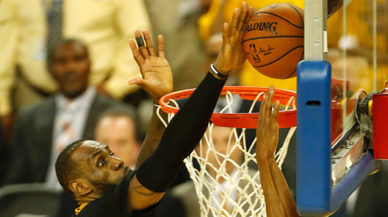 Lebrons Džeimss bloķē
Foto: AFP / Scanpix