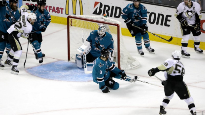 Kriss Letangs gūst uzvaras vārtus Stenlija kausa finālā.

Foto: Ezra Shaw / Getty Images