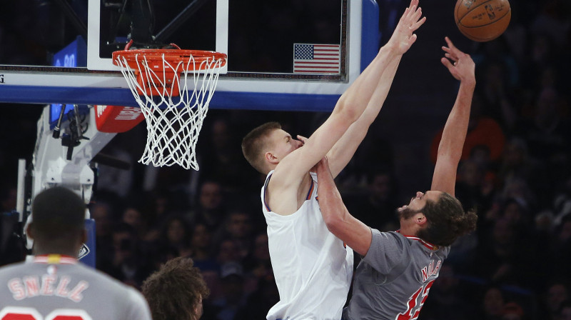 Kristaps Porziņģis bloķē Žoakima Noā metienu 2016. gada sezonā 
Foto: AP/Scanpix