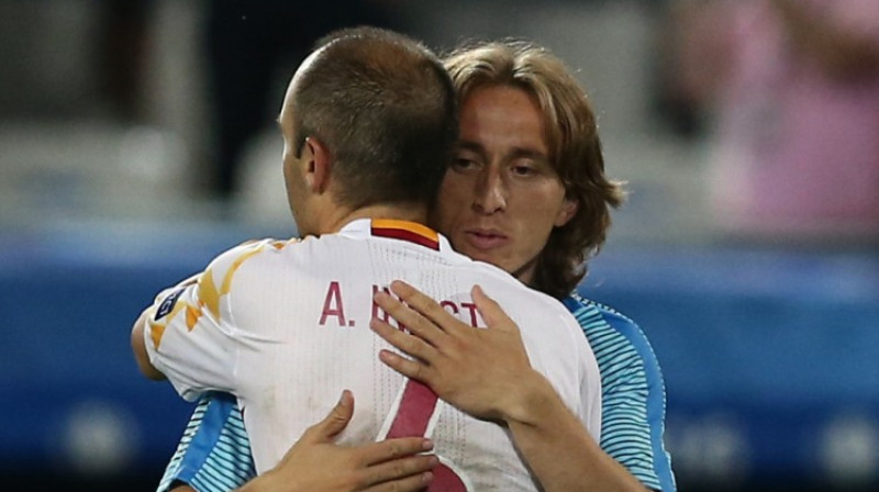 Andress Injesta un Lūka Modričs - vieni no labākajiem spēlētājiem grupu turnīrā
Foto: Sipa USA/Scanpix