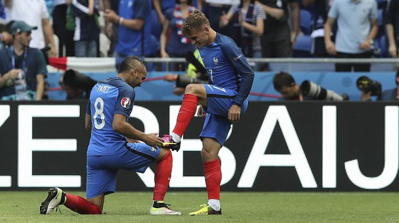 Dmitri Pajets un Antuāns Grīzmans atzīmē otro vārtu guvumu
Foto: AP/Scanpix