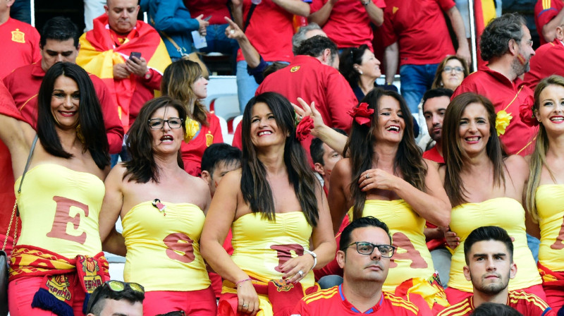 Spānijas līdzjutējas "EURO 2016" spēlē pret Turciju 17. jūnijā Nicā
Foto: AFP/Scanpix
