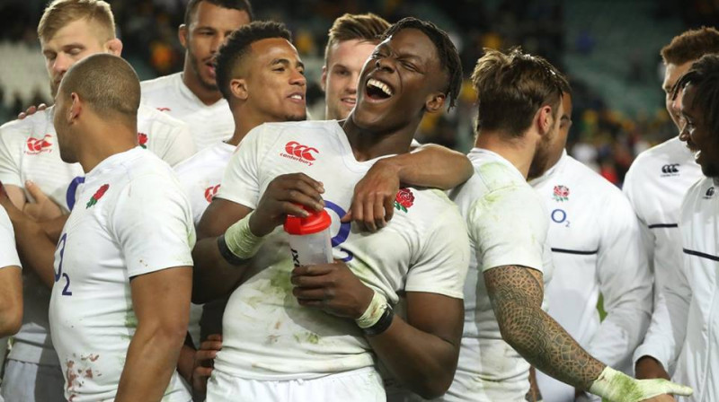 21 gadu vecais Maro Itodže (vidū) aizvada perfektu gadu. 
Foto: England Rugby