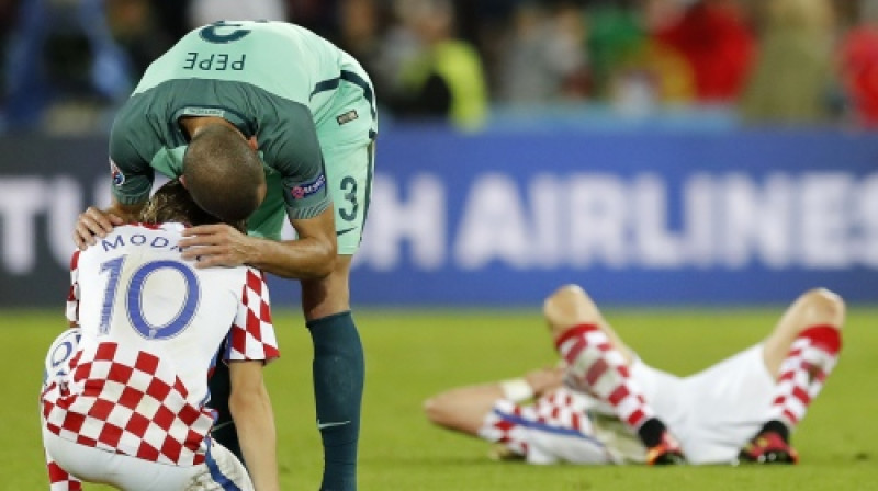 Pepe mierina savu kluba biedru Lūku Modriču
Foto: AP/Scanpix