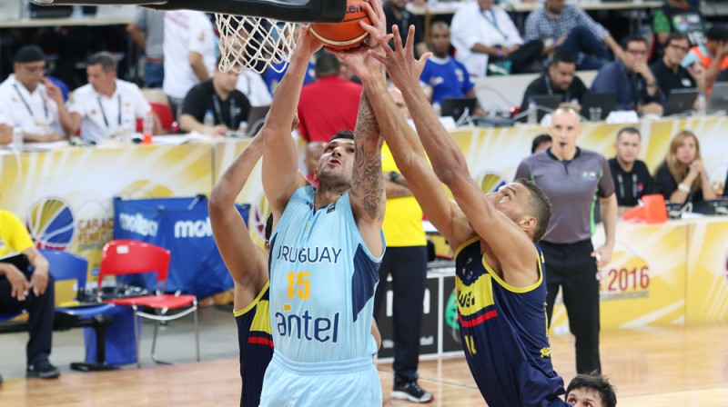 Urugvajas centrs Estebans Batista noslēdz uzbrukumu 
Foto: FIBA