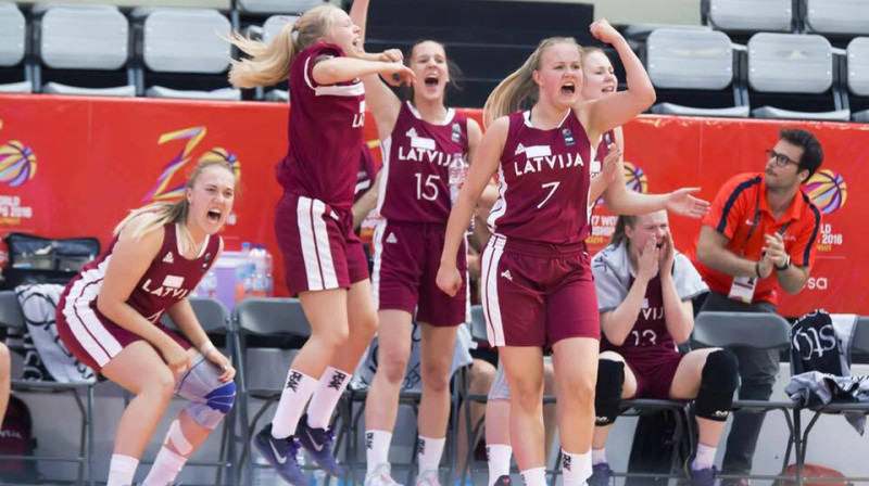 Marianna Kļaviņa ar komandas biedrēm
Foto: FIBA.com