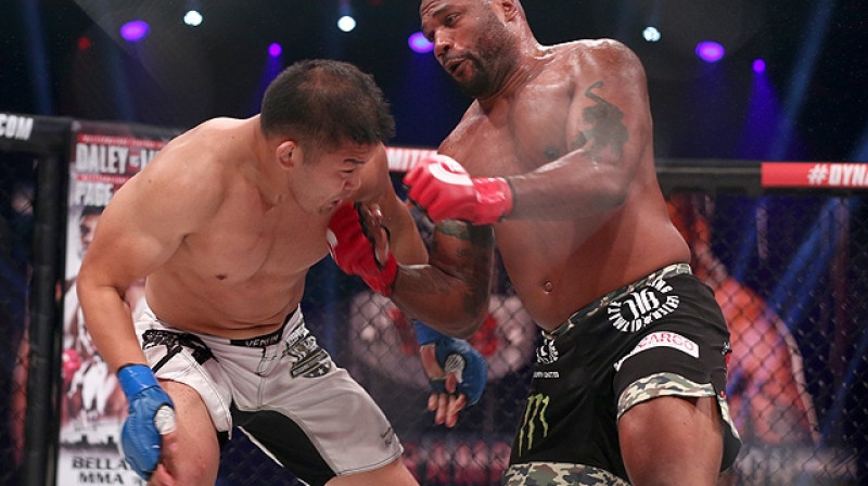 Kvintons Džeksons (no labās) cīņā ar Satoši Išī
Foto: sherdog.com