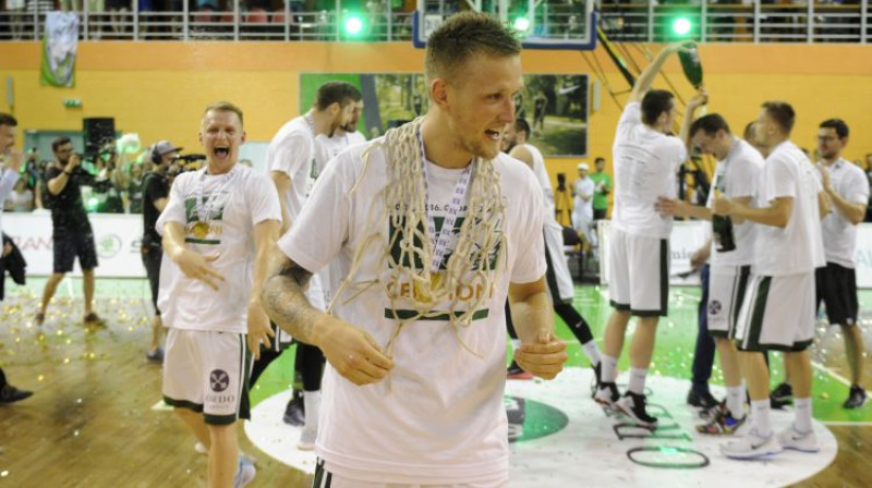 Aigars Šķēle svin Latvijas čempiona titulu
Foto: Romāns Kokšarovs/F64