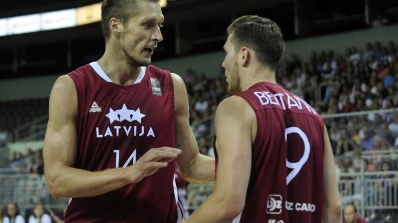Kaspars Bērziņš un Dairis Bertāns 
Foto: Romāns Kokšarovs, Sporta Avīze, f64