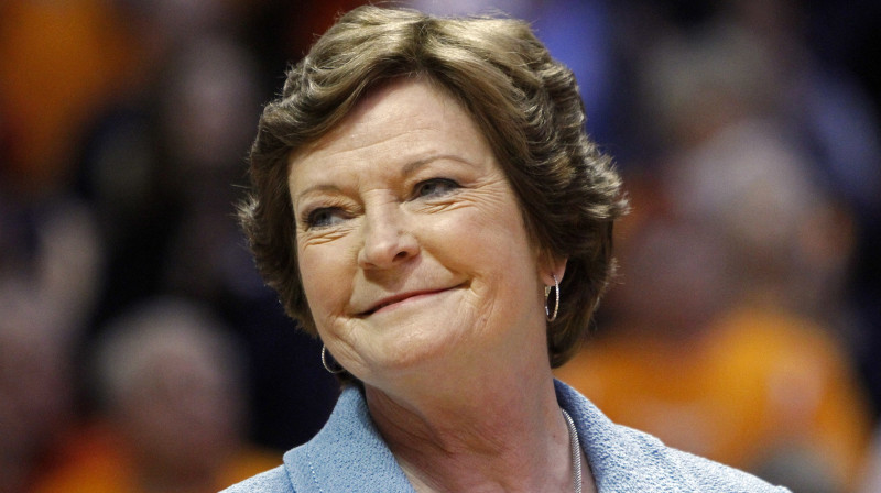Peta Sammita 2013. gada 28. janvārī pēc viņai veltīta plakāta pacelšanas "Tennessee" universitātē
Foto: AP/Scanpix