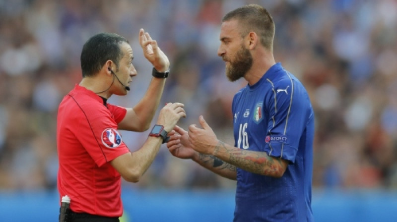 Džinejts Čakirs un Daniele De Rosi
Foto: AP/Scanpix