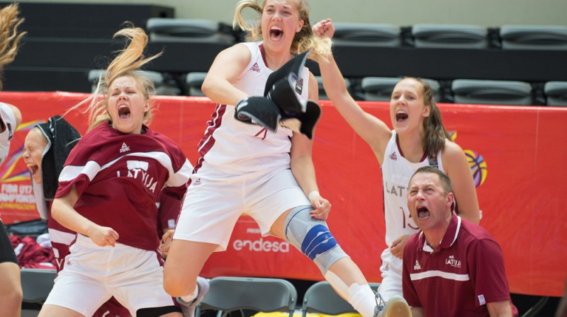 Marianna Kļaviņa, Kecija Salceviča, Sindija Smirnova un treneris Armands Misus
Foto: fiba.com