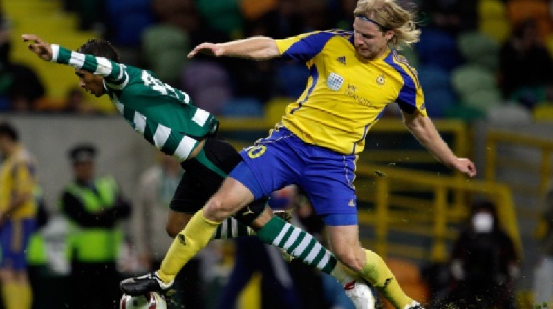 2009./10.gada sezonā "Ventspils" kvalificējās Eiropas līgas grupu turnīrā. Attēlā - Juris Laizāns pret Liedsonu no Lisabonas "Sporting".
Foto: AP/Scanpix
