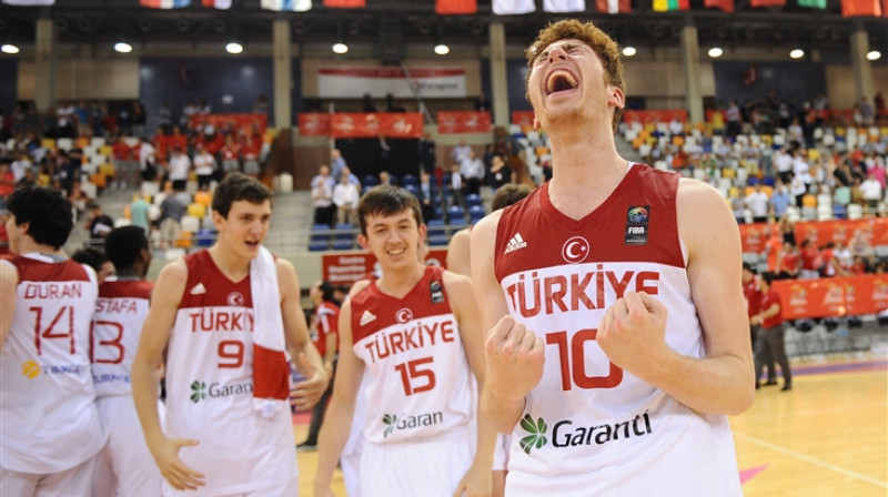 Turcijas basketbolisti līksmo par iekļūšanu finālā
Foto: fiba.com