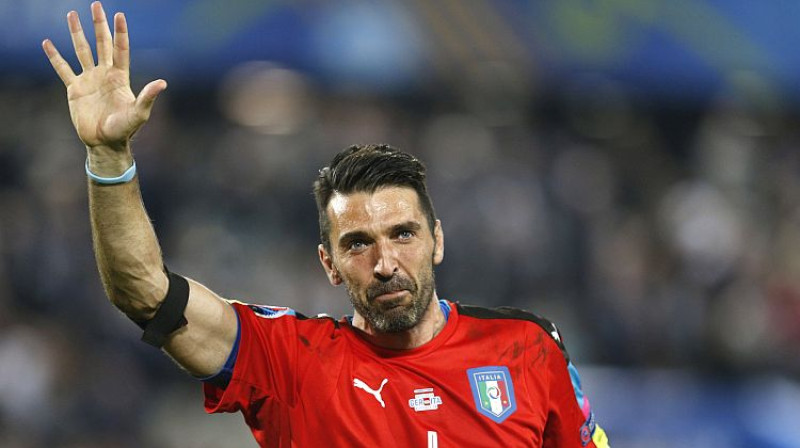 Itāļu kapteinis Džanluidži Bufons neslēpa savas emocijas pēc sāpīga zaudējuma
Foto: AP/Scanpix