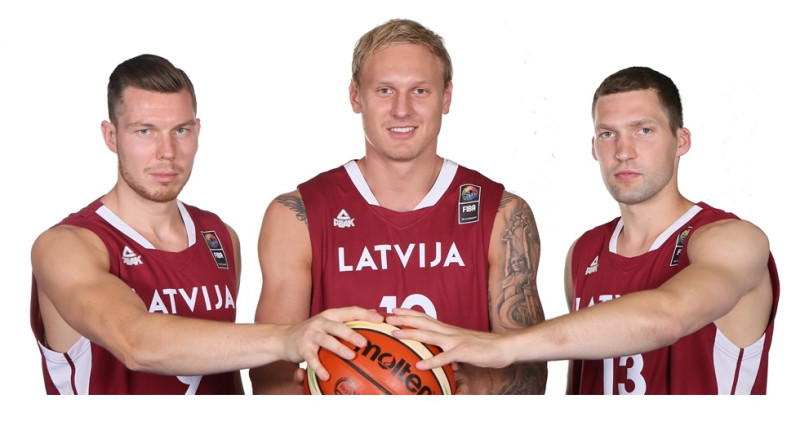 Dairis Bertāns, Jānis Timma un Jānis Strēlnieks - Latvijas valstsvienības vizītkarte FIBA interpretācijā.
Foto: FIBA.com
