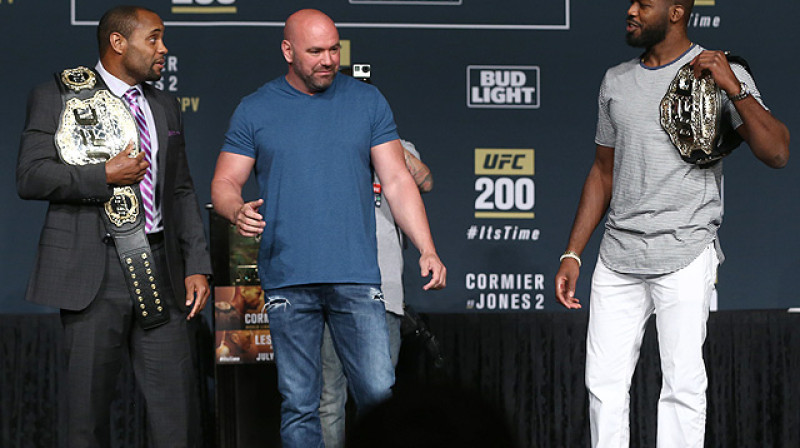 Daniels Kormjē (no kreisās), Dena Vaits un Džons Džonss
Foto: sherdog.com