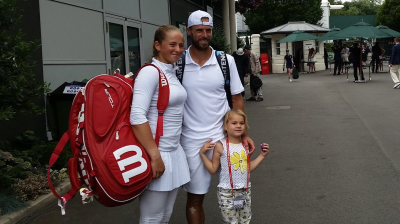 Aļona Ostapenko, Olivers Maraks un viņa meita
Foto: Twitter