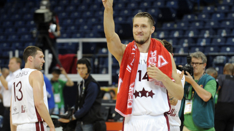 Kaspars Bērziņš rāda uzvaras zīmi spēlē pret Čehiju
Foto: Romāns Kokšarovs, f64