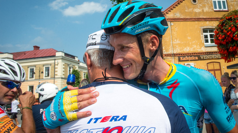 Gatis Smukulis pēc finiša apskauj savu tēvu
Foto: Zigismunds Zālmanis