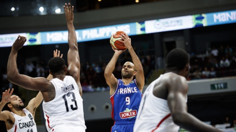 Tonijs Pārkers kanādiešu ielenkumā
Foto: FIBA.com