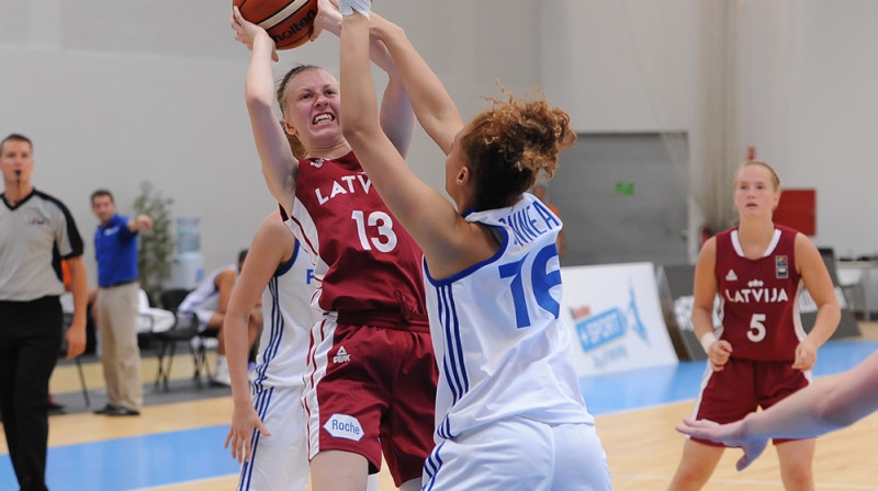 Dinija Pāvelsone un Latvijas U20 izlase spēles otrajā puslaikā iestrēga Francijas aizsardzībā.
Foto: FIBA.com
