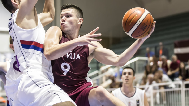 Rihards Lomažs: 29 punkti un 4 rezultatīvās piespēles U20 izlases spēlē ar Serbijas komandu.
Foto: FIBA.com