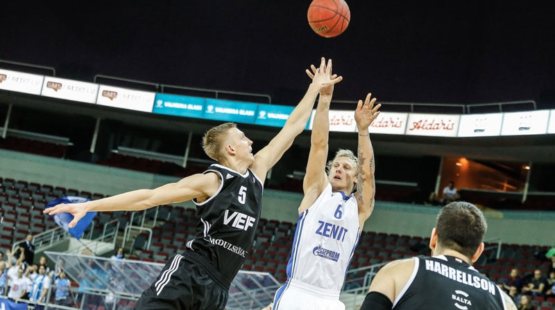 Jānis Timma ("Zenit") pret Mareku Mejeri (VEF). 
Foto: Mikus Kļaviņš, vefriga.com