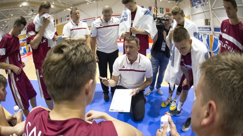Arnis Vecvagars un Latvijas U20 izlase
Foto: FIBA