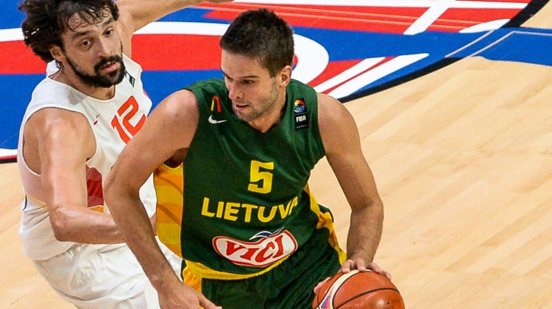 Mants Kalnietis apspēlē Serhio Juļu 
Foto: AFP/Scanpix